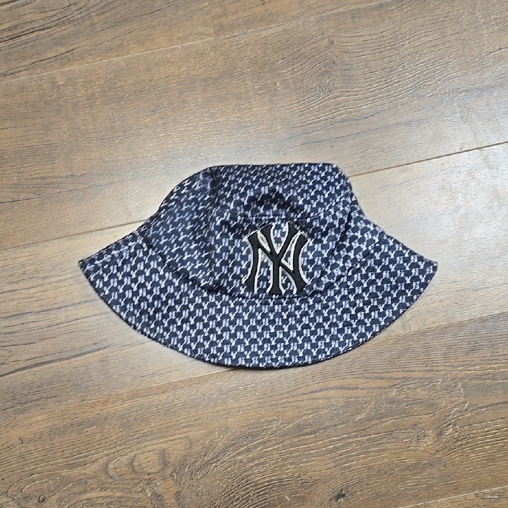 MLB Black and White Bucket Hat Accessories